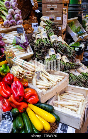 Frische britische Spargel auf Verkauf in den Borough Market in London, Großbritannien Stockfoto