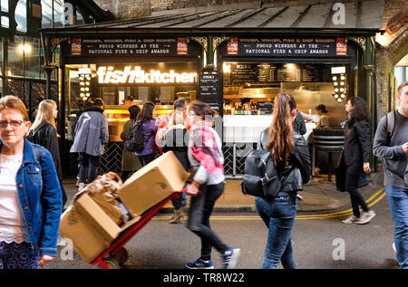 Views um Borough Market in London UK - Die Fische Küche cafe stall Foto aufgenommen von Simon Dack Stockfoto