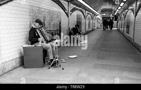 Gaukler spielen ein Akkordeon in der Nähe von Blackfriars Station an der South Bank London, Großbritannien Stockfoto