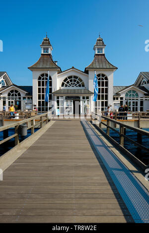 Sellin Ostseebad auf der Insel Rügen, die für ihre Strände und Seebrücke (Pier), mit einem Pavillon im Stil der 1920er Jahre bekannt. Stockfoto