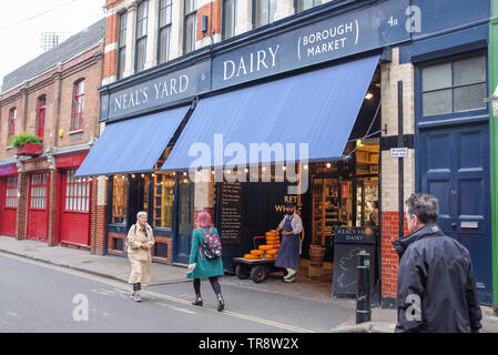 Views um Borough Market in London UK - Neal's Yard Dairy shop bekannt für den Verkauf von Käse Stockfoto