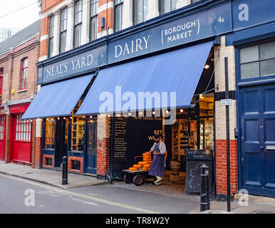 Views um Borough Market in London UK - Neal's Yard Dairy shop bekannt für den Verkauf von Käse Stockfoto