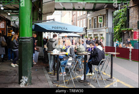 Views um Borough Market in London UK-Diners Essen ausserhalb Richard Haward's Oyster Bar Foto aufgenommen von Simon Dack Stockfoto