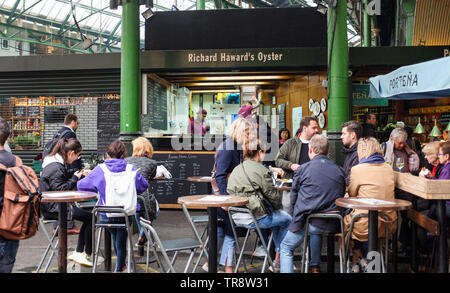 Views um Borough Market in London UK-Diners Essen ausserhalb Richard Haward's Oyster Bar Foto aufgenommen von Simon Dack Stockfoto