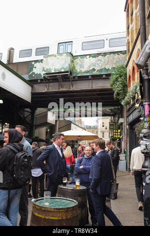 Views um Borough Market in London UK - Menschen trinken außerhalb der berühmte Markt Porter pub Stockfoto