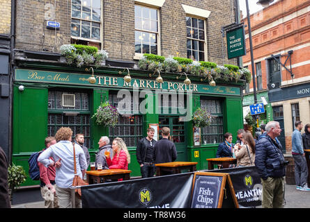 Views um Borough Market in London UK - Menschen trinken außerhalb der berühmte Markt Porter pub Stockfoto