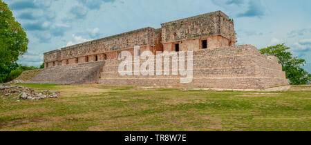 Überblick über eine Maya Tempel mit seinen hohen Eingang Treppe, in den archäologischen Stätten von Uxmal, auf der Halbinsel Yucatan Stockfoto