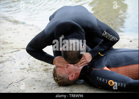 Lektion, künstliche Beatmung. Rettungsschwimmer, ertrinken Mund-zu-Mund-Beatmung. August 10, 2018. Kiew, Ukraine Stockfoto