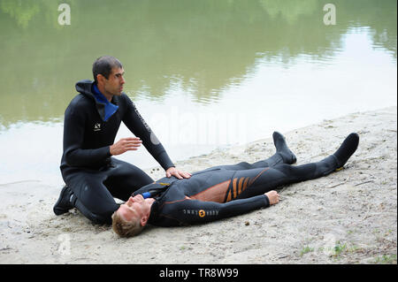 Lektion, künstliche Beatmung. Rettungsschwimmer drücken auf der Brust durch Ertrinken Hände. 10. August 2018. Kiew, Ukraine Stockfoto