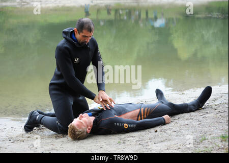 Lektion, künstliche Beatmung. Rettungsschwimmer drücken auf der Brust durch Ertrinken Hände. 10. August 2018. Kiew, Ukraine Stockfoto