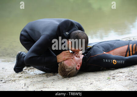 Lektion, künstliche Beatmung. Rettungsschwimmer, ertrinken Mund-zu-Mund-Beatmung. August 10, 2018. Kiew, Ukraine Stockfoto