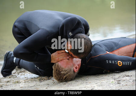 Lektion, künstliche Beatmung. Rettungsschwimmer, ertrinken Mund-zu-Mund-Beatmung. August 10, 2018. Kiew, Ukraine Stockfoto