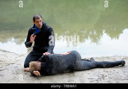 Rettungsschwimmer, die Position des Ertrinkens Körper, bevor Sie Mund-zu-Mund-Beatmung. August 10,2018. Kiew, Ukraine Stockfoto