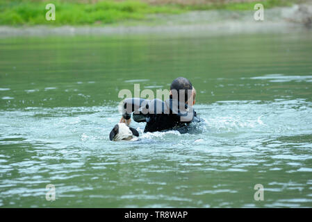 Männer, die in einem nassen Diver suit (Rettungsschwimmer), die die richtige Herausziehen ertrinken aus dem Wasser. August 10,2018. Kiew, Ukraine Stockfoto