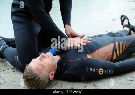 Lektion, künstliche Beatmung. Rettungsschwimmer drücken auf der Brust durch Ertrinken Hände. 10. August 2018. Kiew, Ukraine Stockfoto