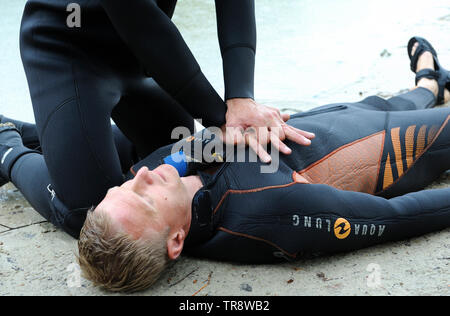 Lektion, künstliche Beatmung. Rettungsschwimmer drücken auf der Brust durch Ertrinken Hände. 10. August 2018. Kiew, Ukraine Stockfoto