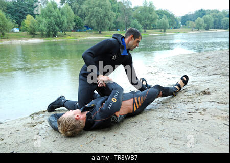 Rettungsschwimmer, die Position des Ertrinkens Körper, bevor Sie Mund-zu-Mund-Beatmung. August 10,2018. Kiew, Ukraine Stockfoto