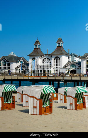 Liegestühle am Strand und die Seebrücke Sellin Ostseebad auf der Insel Rügen Deutschland. Seebrücke (Pier), mit einem Pavillon im Stil der 1920er Jahre. Stockfoto
