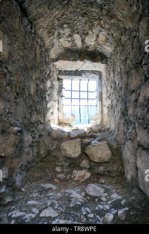 Metall Käfig in der alten mittelalterlichen steinernen Turm Stockfoto