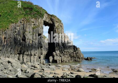 Kirche Türen natürlicher Kalkstein Arch Rock Formation Kirche Tür Cove Skrinkle Haven Pembrokeshire Coast Path Manorbier Wales Cymru GROSSBRITANNIEN Stockfoto