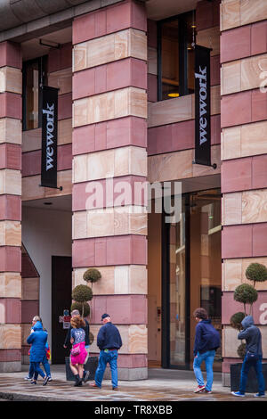 WeWork London - WeWork Coworking Space und gemeinsam genutzte Büro- und Arbeitsbereiche im Nr. 1 Geflügel Gebäude in der Stadt London Financial District Stockfoto