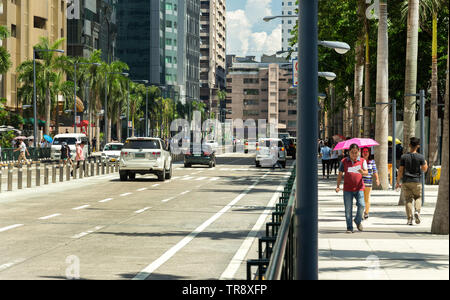 Ortigas, Philippinen - 26. Juli 2016: Street Foto in Ortigas, Bahn, Straße, Gebäude Stockfoto