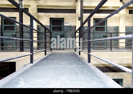 Gefängnis Interieur. Gefängniszellen und Schatten, dunklen Hintergrund. 3D-Darstellung Stockfoto