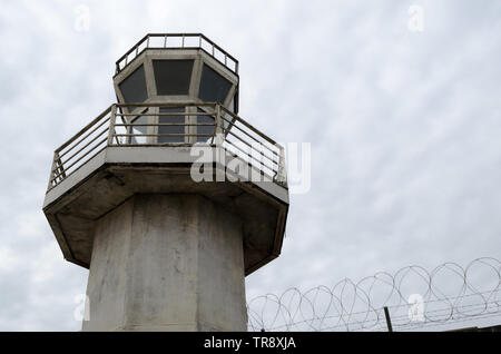 Gefängnis Wachtturm und Stacheldraht Stockfoto