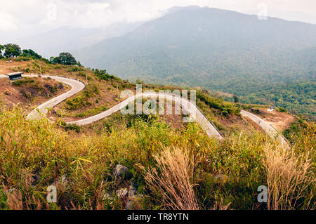 Wicklung Berg Asphaltstraße in Khao Lam Nationalpark in der Provinz Kanchanaburi in Thailand. Stockfoto