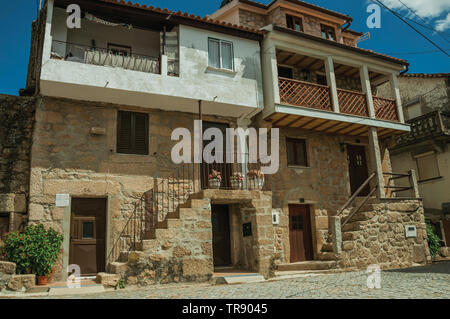 Alte Stein zwei-stöckige Haus mit Holztür, in einer Gasse in Unhais da Serra. Ein kleines Dorf an der Serra da Estrela Ridge in Portugal. Stockfoto