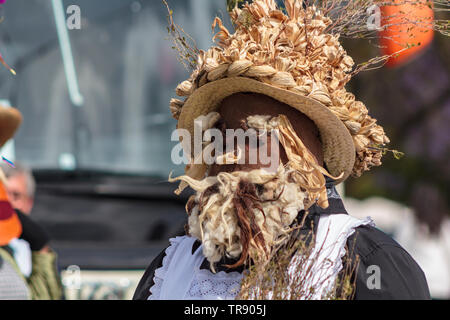 Lissabon, Portugal: 18. Mai 2019: maskierte Mann an der Iberischen Maske Internationales Festival in Lissabon Stockfoto