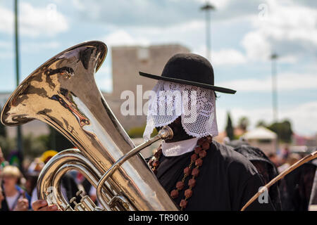 Lissabon, Portugal: 18. Mai 2019: maskierte Mann spielt Tuba bei Iberischen Maske Internationales Festival in Lissabon Stockfoto