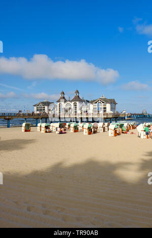 Seebrücke und Strand ein Ostseebad auf der Insel Rügen, die für ihre Strände und Seebrücke (Pier), mit einem Pavillon im Stil der 1920er Jahre bekannt. Stockfoto