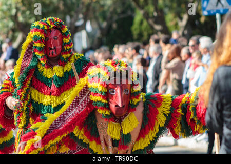 Lissabon, Portugal: 18. Mai 2019: maskierte Männer (Caretos de Podence) an der Iberischen Maske Internationales Festival in Lissabon Stockfoto