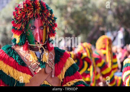 Lissabon, Portugal: 18. Mai 2019: maskierte Männer (Caretos de Podence) an der Iberischen Maske Internationales Festival in Lissabon Stockfoto