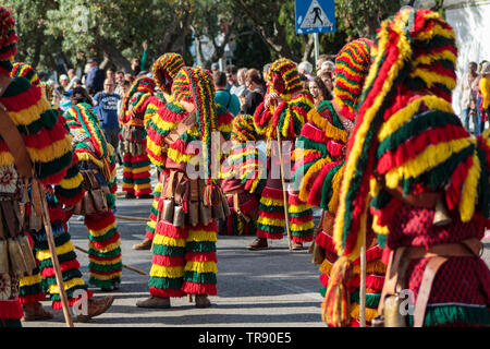 Lissabon, Portugal: 18. Mai 2019: maskierte Männer (Caretos de Podence) an der Iberischen Maske Internationales Festival in Lissabon Stockfoto