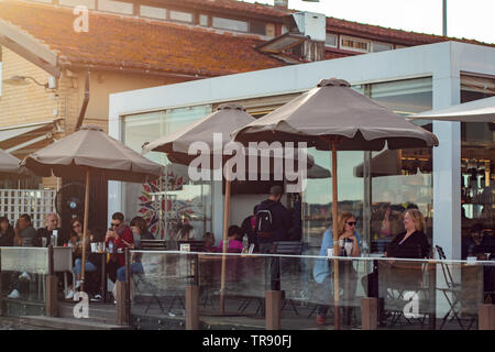 Lissabon, Portugal: 18. Mai 2019: Menschen auf der Terrasse des Restaurants am späten Nachmittag Stockfoto