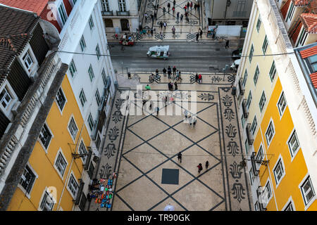 Hohe Betrachtungswinkel von Fußgängern auf Lissabon Straße Stockfoto