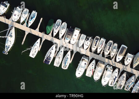 Antenne drone Bild einer Marina bevölkert mit entspannenden Boote und Yachten in Yvoire, Frankreich am Genfer See (Leman). Stockfoto