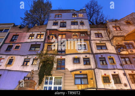 Fassade bei Nacht Der berühmte architektonische Sehenswürdigkeit Hundertwasserhaus in Wien, Österreich Stockfoto