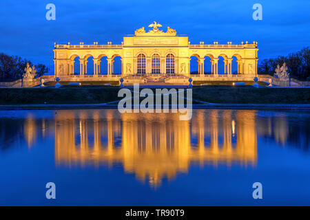 Nacht Szene mit der Gloriette Pavillon in der Schobrunn Ort Gärten in Wien, Österreich. Stockfoto