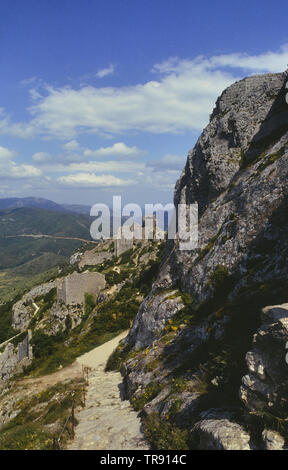 Chateau de Peyrepertuse, hoch in den französischen Pyrenäen in der Ortschaft Duilhac-sous-Peyrepertuse, im Département Aude, Frankreich Stockfoto