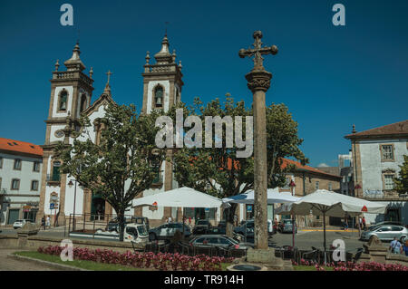 Kirche der Misericordia und Pranger im barocken Stil auf ein Quadrat von Guarda. Das gut erhaltene mittelalterliche Stadt in der östlichen Portugal. Stockfoto