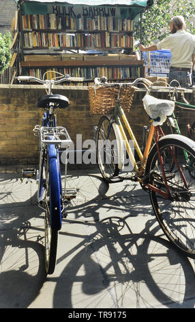 Second Hand Bücher, die von einem Barrow, Cambridge, Cambridgeshire, England, Großbritannien verkauft Stockfoto