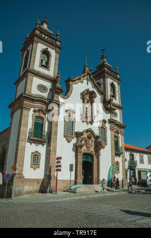 Kirche der Misericordia im barocken Stil und Personen, die in einem Quadrat von Guarda. Das gut erhaltene mittelalterliche Stadt in der östlichen Portugal. Stockfoto