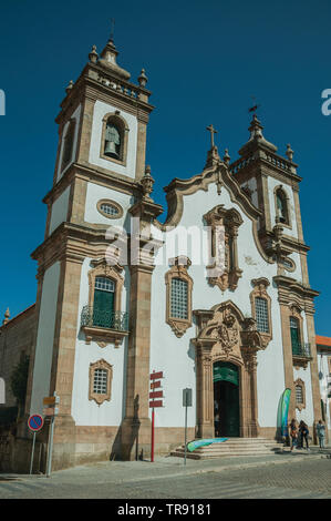 Kirche der Misericordia im barocken Stil und Personen, die in einem Quadrat von Guarda. Das gut erhaltene mittelalterliche Stadt in der östlichen Portugal. Stockfoto