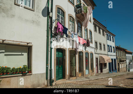 Kleidung hing vor Windows auf barocke Gebäude in Guarda zu trocknen. Das gut erhaltene mittelalterliche Stadt in der östlichen Portugal. Stockfoto