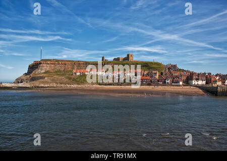 Blick über den Hafen von Whitby in Richtung East Cliff auf diesem Stand die Ruinen St Hilda's Abbey und die Kirche der hl. Maria, Stockfoto