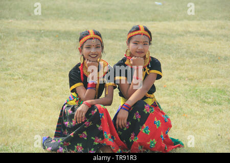 Kathmandu, Nepal. 29. Mai, 2019. Mädchen gab eine Pose in der traditionellen Tanz Kleidung während der 12. Tag der Republik von Nepal. Sarita Khadka/Alamy Live Stockfoto