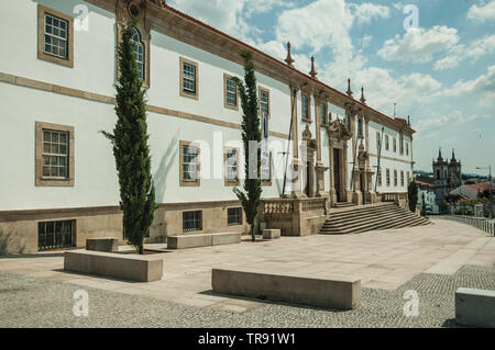 Fassade des Rathauses Putz im barocken Stil in Gouveia. Eine Stadt mit Gärten und niedlichen historisches Erbe in Portugal. Stockfoto